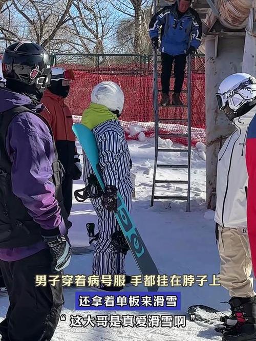 澳門城市大學(xué)研究生和穿病號(hào)服拍視頻嚇人與穿病號(hào)服拍照