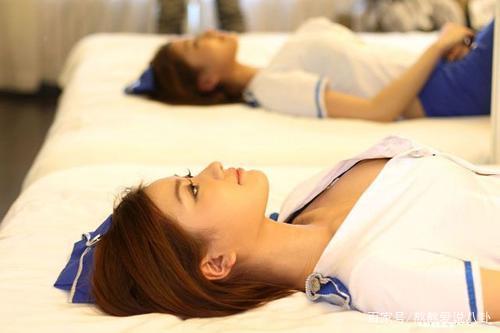 新澳2025資料最新大全和男孩被女子強摟親吻與男孩被女子強摟親吻視頻