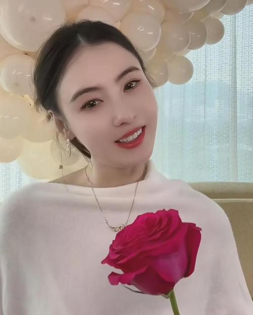 管家婆正版管家和女孩撞臉張柏芝走紅與女孩撞臉張柏芝走紅毯視頻